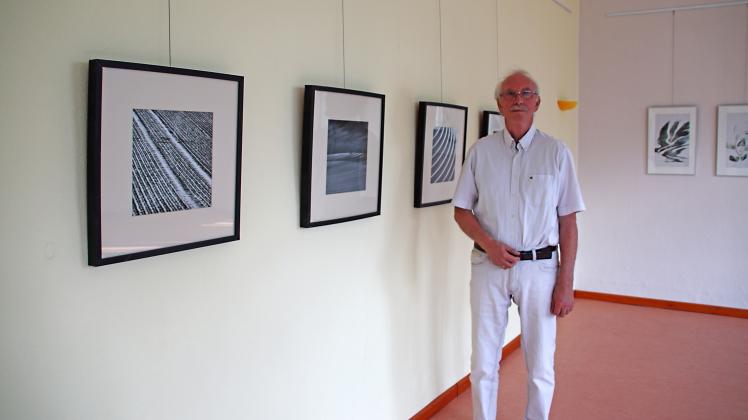 Egon Stöbe (72) zeigt vier seiner Schwarz-Weiß-Fotografien im Kulturknastfenster. 