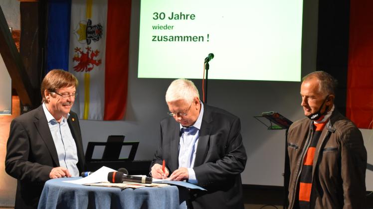 Nicht ganz neu, aber wieder aufgefrischt: Die Partnerschaft der Gemeinden Plate und Sörup in Schleswig-Holstein wurden jetzt neu unterzeichnet von Plates Bürgermeister Ronald Radscheidt (l.) und Sörups Vize-Bürgermeister Günter Nissen (M.), sowie Plates Vize Hans-Joachim Kaczmarek (r.) Nicht ganz neu, aber wieder aufgefrischt: Die Partnerschaft der Gemeinden Plate und Sörup in Schleswig-Holstein wurden jetzt neu unterzeichnet von Plates Bürgermeister Ronald Radscheidt (l.) und Sörups Vize-Bürgermeister Günter Nissen (M.), sowie Plates Vize Hans-Joachim Kaczmarek (r.)