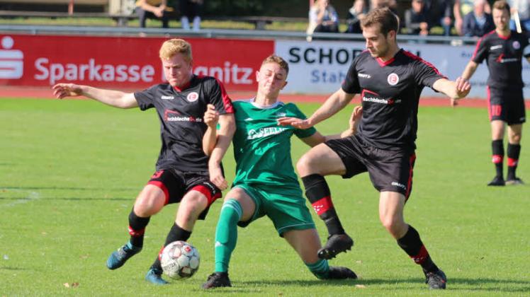 Über den Kampf zum Spiel: Gemeinsam erobern die Einheit-Akteure Lukas Scharpenberg (l.) und Thomas Brackrock (r.) den Ball. Über den Kampf zum Spiel: Gemeinsam erobern die Einheit-Akteure Lukas Scharpenberg (l.) und Thomas Brackrock (r.) den Ball.