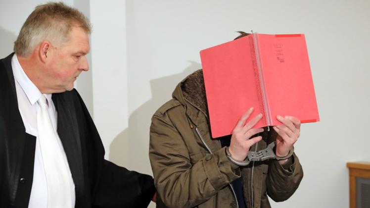 Jörg Fenger (v.l.), Verteidiger, und der angeklagte Stiefvater im Mordprozess um den Tod der sechsjährigen Leonie aus Torgelow