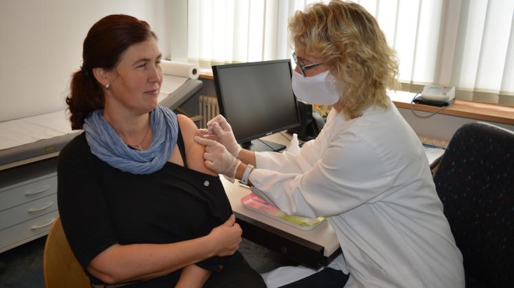 Auch die Mitarbeiter des Gesundheitsamtes des Landkreises ließen sich bereits gegen die kommende Grippewelle impfen: Dr. Kristin von der Oelsnitz (r.) verabreicht der Arzthelferin Janetta Becker die Impfdosis. 