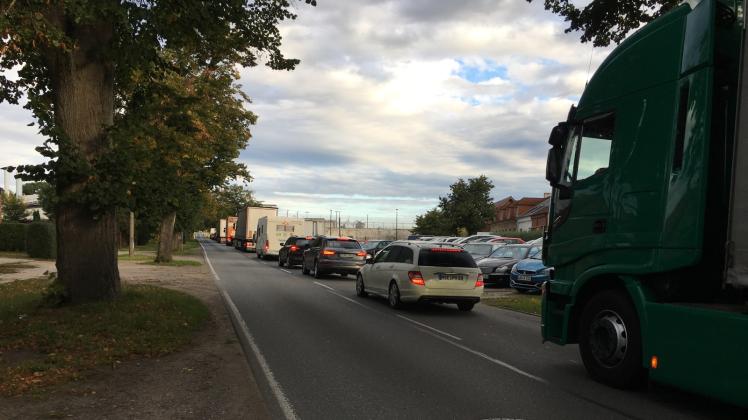 Hier am Ortsausgang von Bützow staut sich der Verkehr auf der L11 in Richtung A20. 