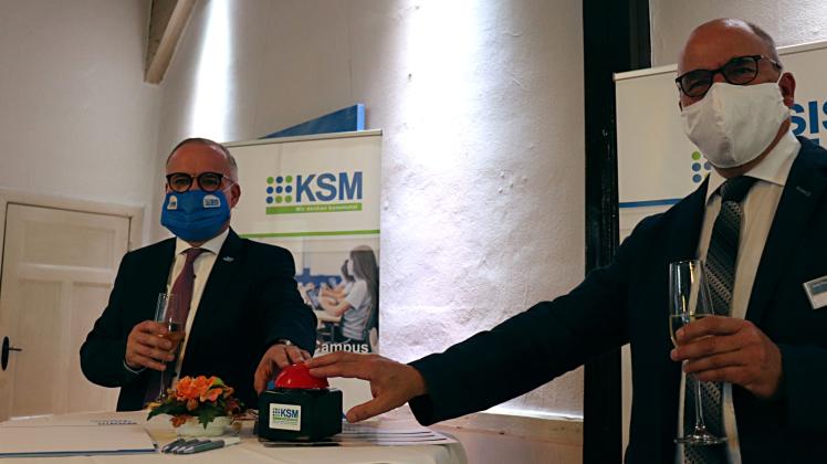 Die erste Hürde ist genommen: KSM-Vorstand Matthias Effenberger (l.) und Amtsleiter Hans-Werner Beck drücken symbolisch den roten Knopf zur Digitalisierung der Verwaltung.