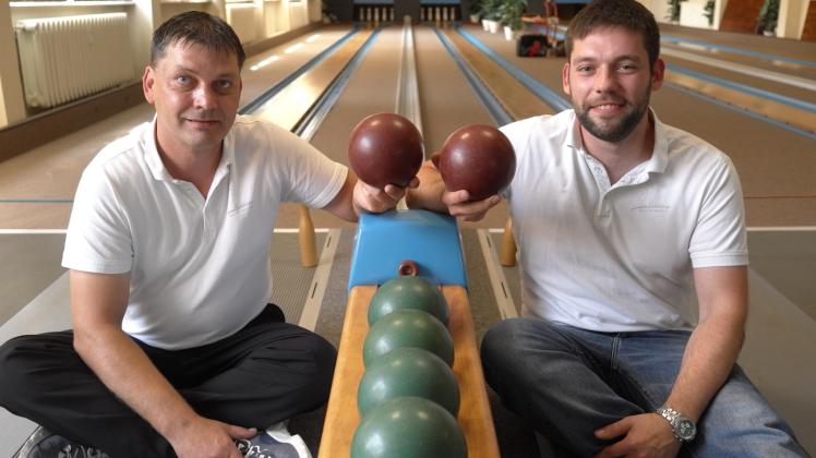 Gewagt und gewonnen: Die Gastronomen Alexander (l.) und Daniel Ditloff haben sich mit dem „Pudelkönig“ samt Kegelbahn in Neu Kaliß nicht nur einen lang gehegten Traum erfüllt, sondern auch beruflich eine Heimat gefunden. Gewagt und gewonnen: Die Gastronomen Alexander (l.) und Daniel Ditloff haben sich mit dem „Pudelkönig“ samt Kegelbahn in Neu Kaliß nicht nur einen lang gehegten Traum erfüllt, sondern auch beruflich eine Heimat gefunden.