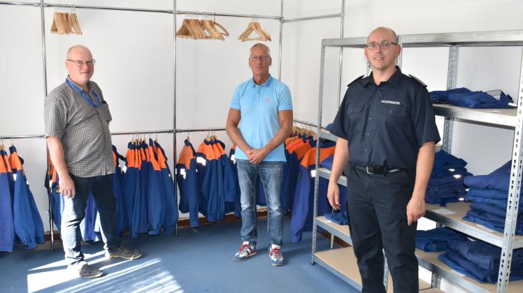 Im August überbrachte der SPD-Abgeordnete Thomas Schwarz (M.) 20.000 Euro für die Amtskleiderkammer der Feuerwehr im Amt Sternberger Seenlandschaft aus dem Strategiefonds . Im August überbrachte der SPD-Abgeordnete Thomas Schwarz (M.) 20.000 Euro für die Amtskleiderkammer der Feuerwehr im Amt Sternberger Seenlandschaft aus dem Strategiefonds .