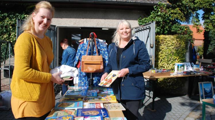 Stöbern und plaudern ist angesagt: Julia Schossner schaut am Stand ihrer ehemaligen Schulkameradin Anne Bolz vorbei, die den Bälower Straßenflohmarkt ins Leben gerufen hat. Stöbern und plaudern ist angesagt: Julia Schossner schaut am Stand ihrer ehemaligen Schulkameradin Anne Bolz vorbei, die den Bälower Straßenflohmarkt ins Leben gerufen hat.