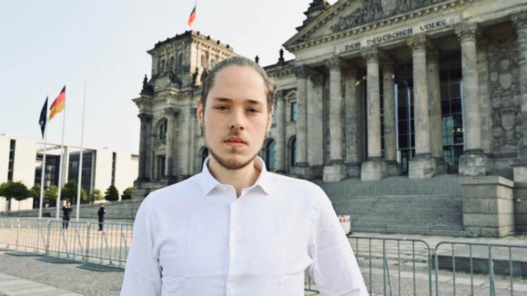 Nils Bollenbach (19) vor dem Berliner Reichstag. 