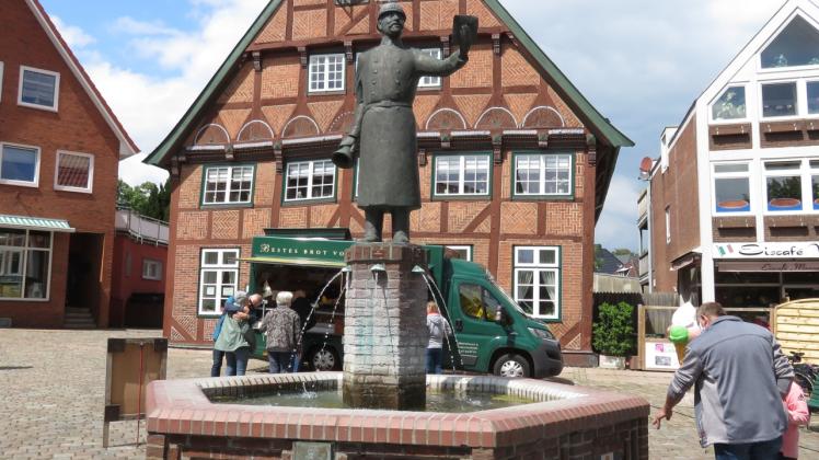 Er ist Kult in Lütjenburg: Stadtpolizist Hein Lüth grüßt als Denkmal von einem Brunnen.