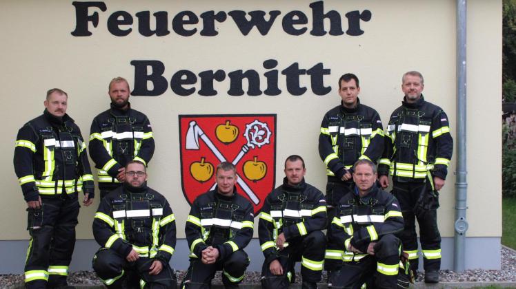 Schaut her: Die Kameraden der Freiwilligen Feuerwehr Bernitt um Wehrführer Torsten Hohmann (l.) präsentieren sich mit ihrer neuen Einsatzkleidung. 