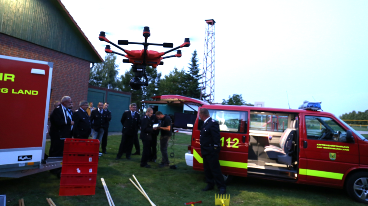 Die neue Drohne für den Amtsbereich Boizenburg-Land im Flug vor dem neuen Einsatzleitwagen der Führungsgruppe. 