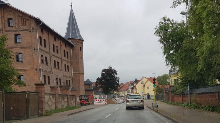Geduld ist gefragt: Im Zuge der Mühlen-Sanierung ist eine halbseitige Sperrung der Langestraße in Bützow erforderlich. 