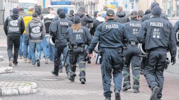 Mit massiver Beobachtung wie hier in Neubrandenburg hat die Polizei die Rockerszene unter Druck gesetzt.