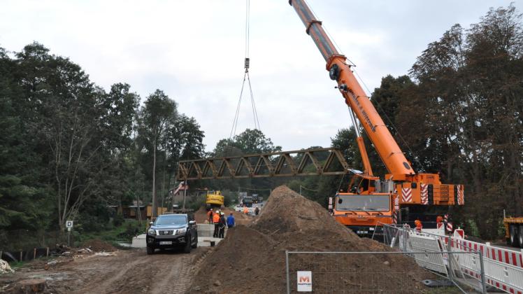 Montagearbeiten in Weitendorf: Ein Kran platziert riesige Teile für die Behelfsbrücke über die Warnow. Montagearbeiten in Weitendorf: Ein Kran platziert riesige Teile für die Behelfsbrücke über die Warnow.