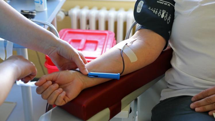 Für die Blutspende in Bützow werden große Örtlichkeiten gesucht, damit die Hygienemaßnahmen eingehalten werden können. 