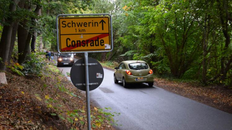 Enge Straße ohne Gehwegbegrenzung: Die Umleitung im Nedderfeld ist nicht ungefährlich.