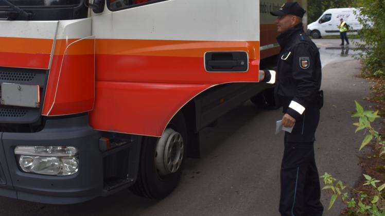 In die Verkehrskontrolle geraten: Laster-Fahrer wurden gestern auf der Alten Crivitzer Landstraße rausgewunken.  