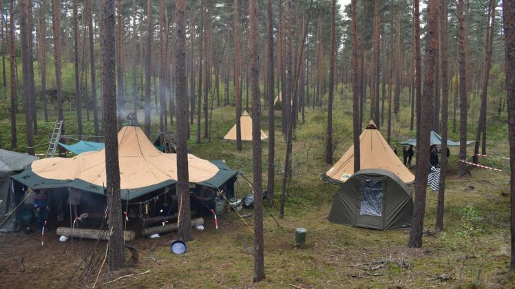 Das diesjährige Waldcamp der Grund- und Oberschule Neuhaus: Bis Freitag leben hier 24 Schüler der fünften Klasse in Tipis und Zelten.