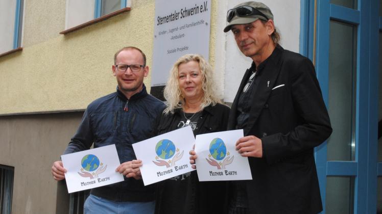 Werben für die weltverbindende Idee von „Mother Earth“: Heiko Höcker und Grit Ballschmieter vom Sternentaler-Verein und Michael Nowack, der das Projekt als Helfer unterstützt (v.r.).