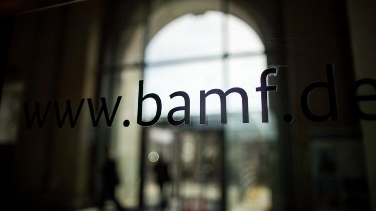 "www.bamf.de" steht auf einer Glasscheibe im Bundesamt für Migration und Flüchtlinge