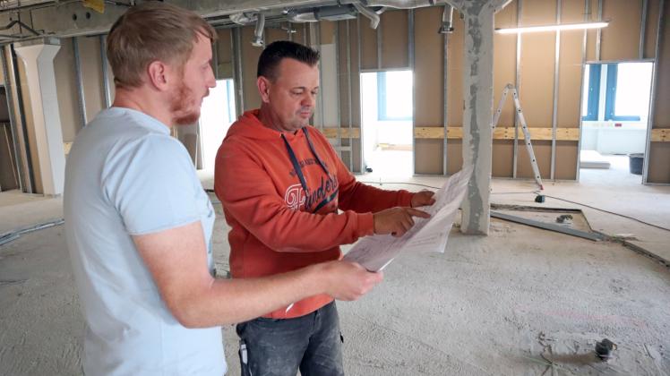 Der Bau hat begonnen: Vorarbeiter Guido Hofmann (rechts) zeigt Torsten Ehlers (Diakonie) den Grundriss, 