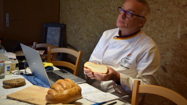 Brotprüfer Michael Isensee bei der Arbeit. Die Bewertung wird sogleich in den Computer eingegeben