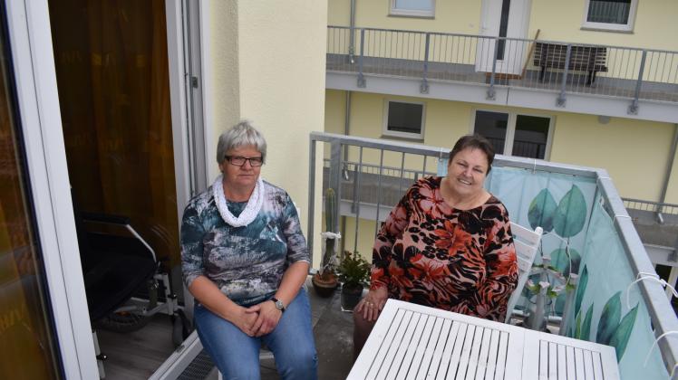 Die Freude über die Wohnung  ist ihr ins Gesicht geschrieben: Bärbel Werth (r.) mit ihrem Gast Doris Knuth. 