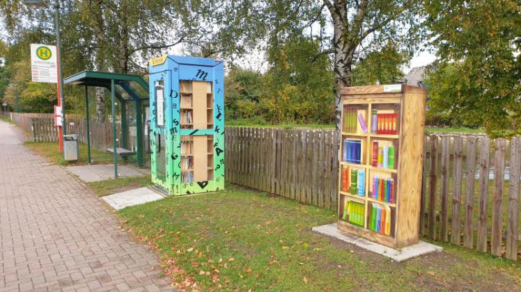 Farbenfrohe Ansicht am Bus-Wartehäuschen: Bücherzelle und Verteilerkasten, passenderweise als Bücherregal (rechts). 