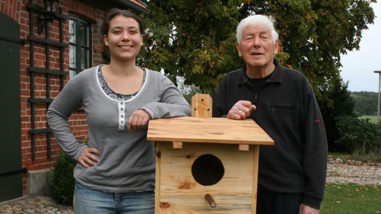 Die neue Waldkauzvilla soll in einer der alten Kastanien auf dem Kastanienhof aufgehängt werden. Vivien Hofmann (li) und Dieter Endrulat hoffen, dass sie bald von einem Waldkauzpaar bezogen wird.  