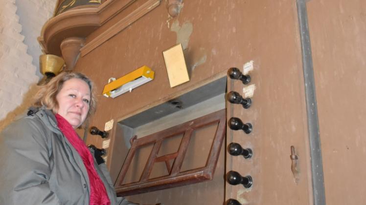 Die Orgel in der Marienkirche in Groß Salitz wurde 1819 gebaut. Sabine Dallmeier-Peschke vom Förderverein der Kirche freut sich, dass bald die Restaurierung beginnt.