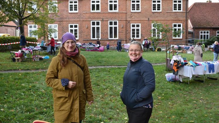 Stellten den Flohmarkt kurzfristig auf die Beine: Vikarin Simone Ripke (l.) und Mandy Wulf.