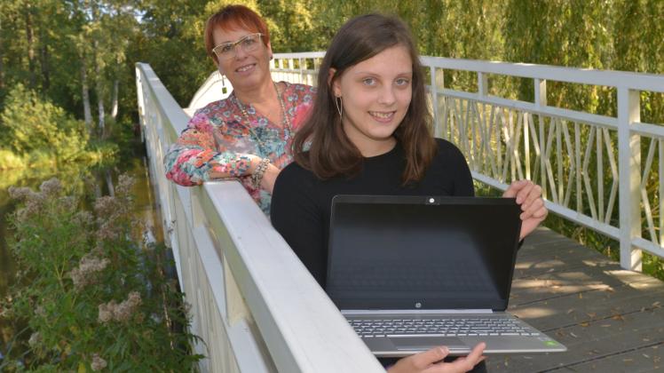Spendenziel erreicht: Die junge Gadebuscherin Anna Lena Jürgens kann ab sofort einen eigenen, speziell ausgestatteten Laptop für ihre Design-Ausbilung nutzen. Darüber freut sich auch Spenden-Initiatorin Judith Keller. 