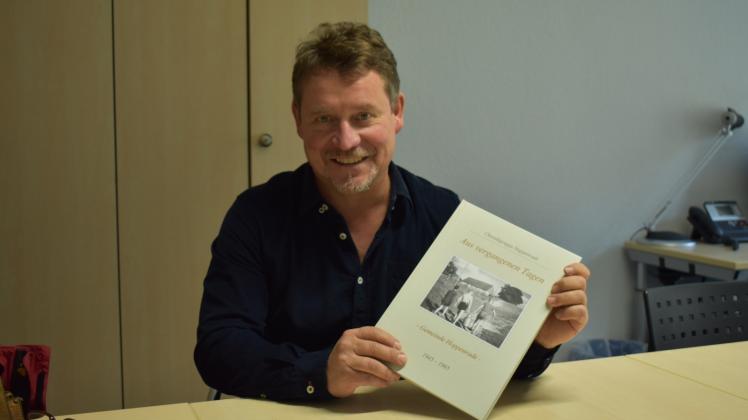 Präsentiert die neue Chronik für die Jahre 1945 bis 1965: Dirk Kaiser, Leiter der Chronikgruppe Hoppenrade. 