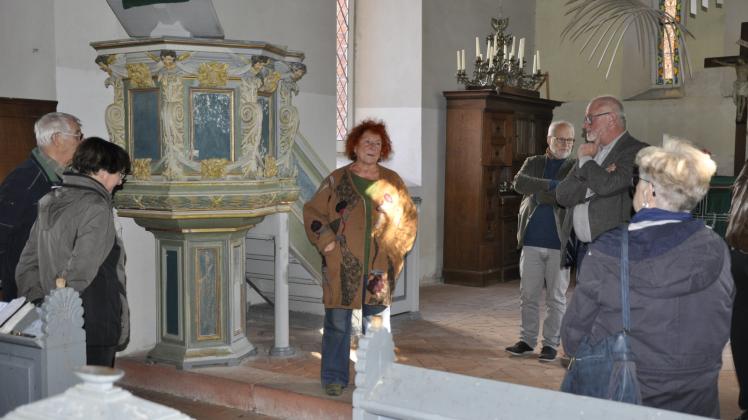 Josefine Edle von Krepl berichtet von ihren jahrelangen Aktvitäten zum Erhalt der Kirche in Kuhbier.