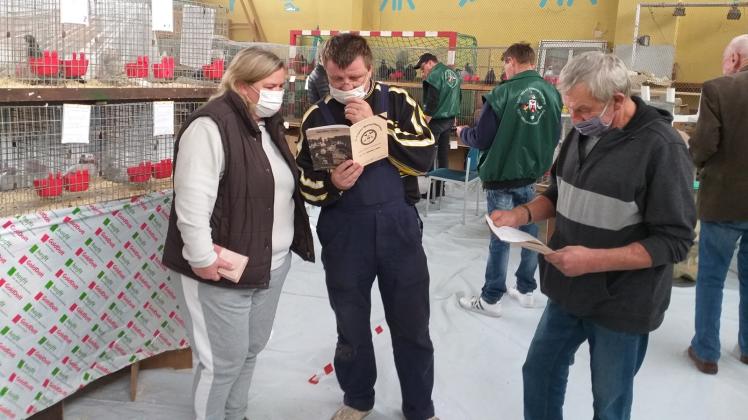 Fachsimpeln mit Maske. Besucher bei der Siegfried-Brehmer-Gedächtnisschau. Fachsimpeln mit Maske. Besucher bei der Siegfried-Brehmer-Gedächtnisschau.