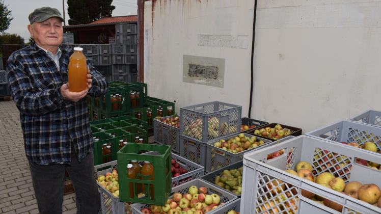 In der Lohnmosterei von Frank Fetkenheuer ist sich Dieter Krause sicher, dass der Apfelsaft lecker ist . Fotos: Hans-Jürgen Kowalzik  