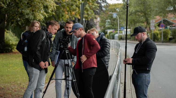 Bei den Dreharbeiten hat das „Signale“-Team schon in Quickborn und  Hamburg-Othmarschen gefilmt. Die Elmshorner Stadtbücherei, der Rosengarten der Stadt und Barmstedt stehen noch auf dem Programm der Filmemacher. 