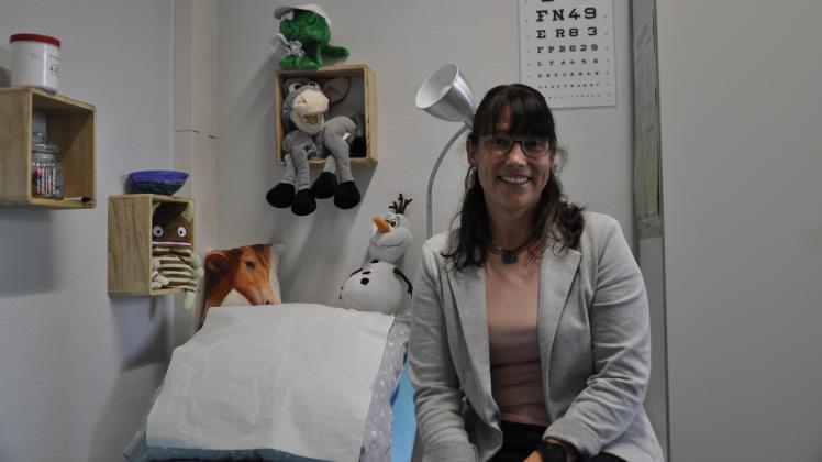 Mandy Zoll in ihrem Krankenzimmer an der Rolandschule, das extra für die Schulgesundheitsfachkraft eingerichtet wurde.