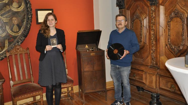 Museumsleiterin Anja Pöpplau und Karl-Heinz Kaiser mit Erinnerungsstücken von Lotte Lehmann.