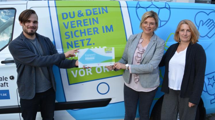 „Digitale Nachbarschaft“: Robert Ossenkopp überreichte Beate Hanke-Metz und Ruth Hügle (v. l.) von der Mit-Mach-Zentrale die offizielle Ernennung zum Dina-Treff. 