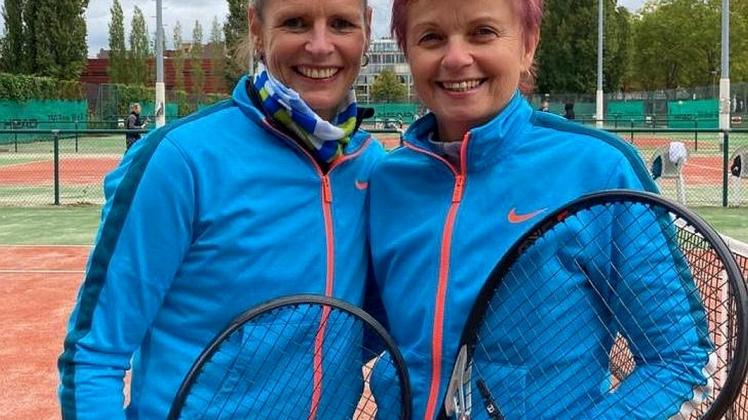 Freude über den Aufstieg bei den Wittenberger Tennisspielerinnen Sandra Straßburg (l.) und Petra Neumann.  