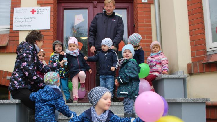 Mit Luftballons und Seifenblasen wurde die erste Begehung der Treppe von Kindern und Erziehern gefeiert. 