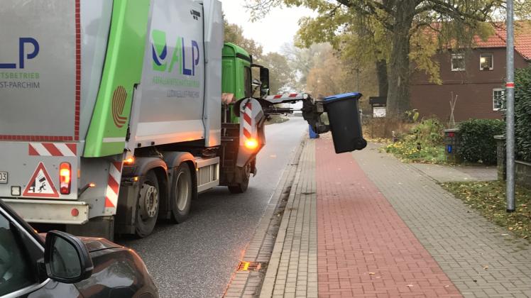 Altpapiersammlung in Steegen mit einem Fahrzeug des Landkreises: Doch auch bei Altpapier und Kartonagen sinken die Erlöse, das hat Folgen für alle Bürger im Landkreis. 