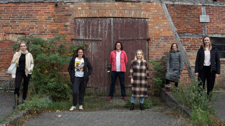 Set in Stöllnitz: Autorin Alina Herbing, Regisseurin Sabrina Sarabi, Produzent Jonas Weydemann, Schauspielerin Elisa Schlott, Hauptdarstellerin Saskia Rosendahl und Gesine Ploen (v.l.) 
