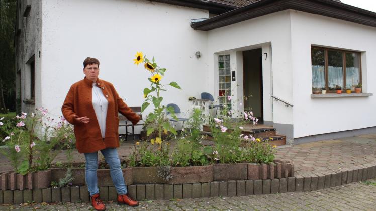Die Sonnenblumen haben die Bewohner selbst gepflanzt: Sozialarbeiterin Dietra Schwarz vor der Obdachloseneinrichtung am Pankeweg in Groß Pankow. 
