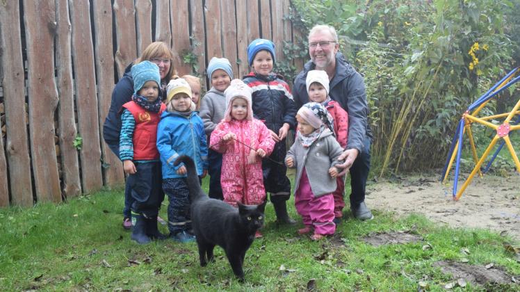 Die Schossners mit ihren Kita-Kindern und dem Kater Pontus 