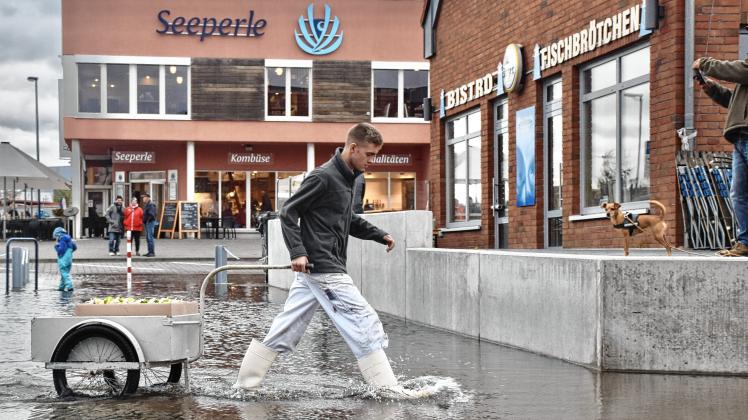 Hochwasser im Alten Hafen von Wsmar – na und?! Man muss sich nur zu helfen wissen.
