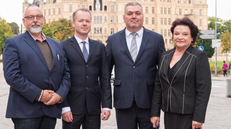 CDU-Mann Manthei (2. v.l.) war als AfD-Kandidat in den Landtag eingezogen – mit Bernhardt Wildt (Mitte), Christel Weißig und Ralf Borschke verließ er die AfD-Fraktion 2017.