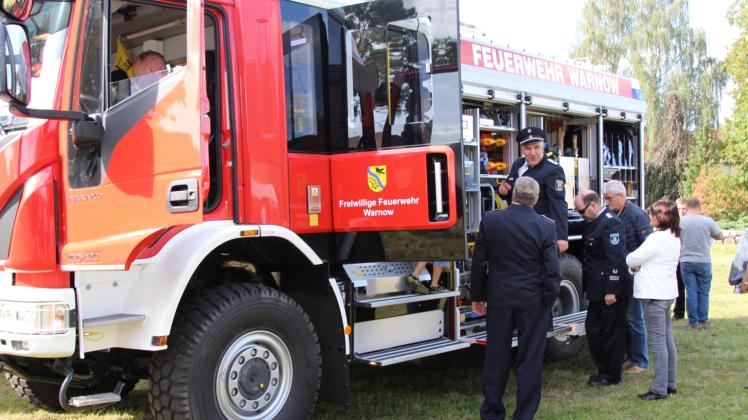 Groß war die Freude in der Warnower Wehr über das neue Einsatzfahrzeug. Größer wäre sie gewesen, wenn weitere Fördermittel dafür geflossen wären. Doch dafür fehlte der Brandschutzbedarfsplan – und das nach wie vor. Groß war die Freude in der Warnower Wehr über das neue Einsatzfahrzeug. Größer wäre sie gewesen, wenn weitere Fördermittel dafür geflossen wären. Doch dafür fehlte der Brandschutzbedarfsplan – und das nach wie vor.