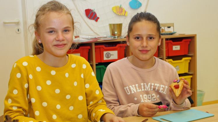 Basteln war nur ein Punkt beim Herbstfest: Shirley Blohm (l.) und Lena Paulin Tönse gestalteten einen Ess-Drachen.  