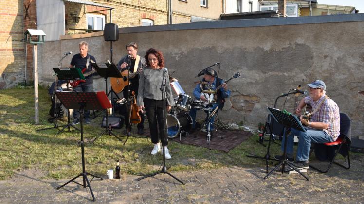 Geben ihre Freude an der Musik gern weiter: die neue Dachkammerband Scotiblue auf dem Hof des Mehrgenerationenhauses in Brüel. 